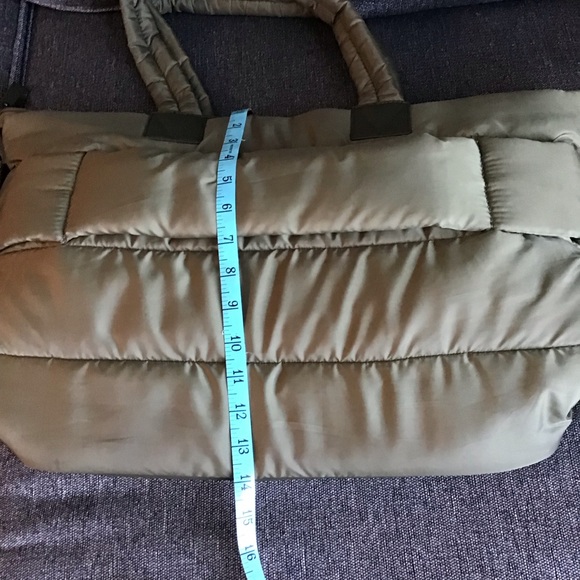 Isaac Mizrahi New York “The Weekender” Quilted HandBag Preowned - Picture 6 of 11